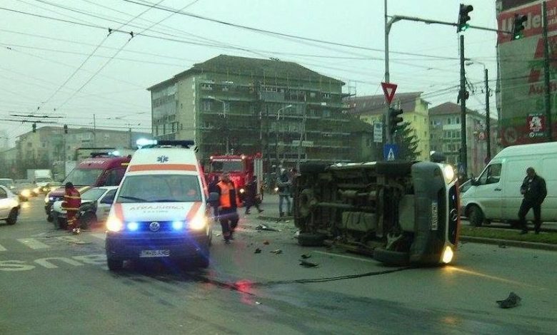 Ambulanţă răsturnată. Două persoane au fost rănite 1 ambulantarasturnata.jpg