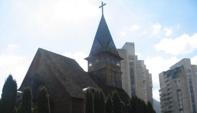 BRAȘOV. Mitropolitul Ardealului vine astăzi la două biserici 1 bisericadelemn_2.jpg