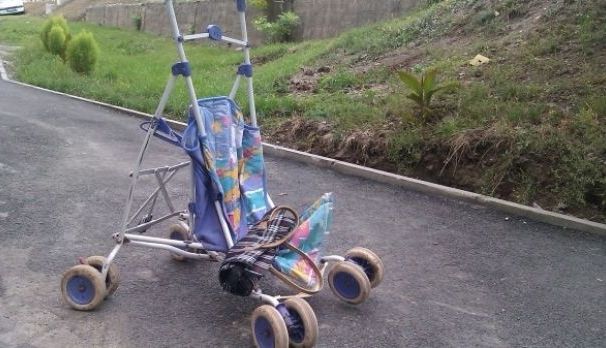 Cărucior spulberat de maşină! Un copilaş de 2 ani a fost rănit 1 caruciorcopil.jpg