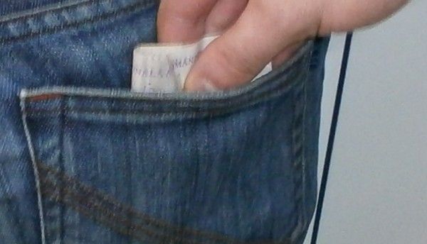 Minor cercetat penal, după ce a furat 100 de lei 1 furtbuzunar.jpg