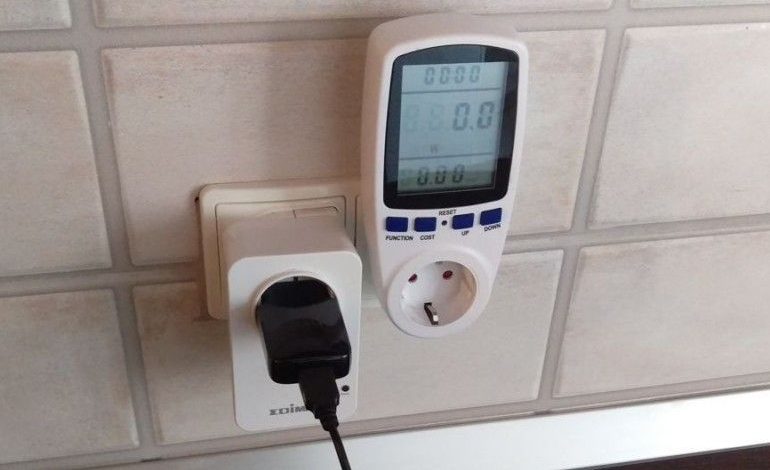 EXPERIMENT: Cât consumă un încărcător lăsat în priză? 1 incarcator.jpg