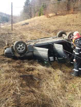 BRAȘOV. O mașină s-a răsturnat pe DN 73A 1 masina rasturnata2_201187.jpg