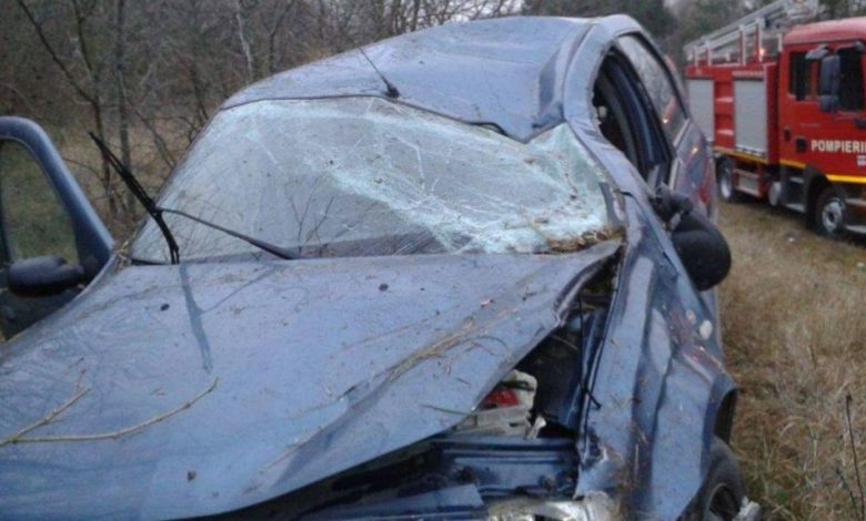 A rămas încarcerată, după ce s-a răsturnat cu maşina 1 masinarasturnata_3.jpg