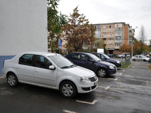 Un tânăr a vrut să fure o maşină din parcare 1 masini-parcare.jpg