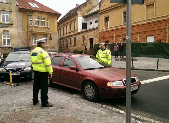BRAŞOV. 1.000 de şoferi amendaţi pentru că au staţionat neregulamentar 1 masini1_199993.jpg