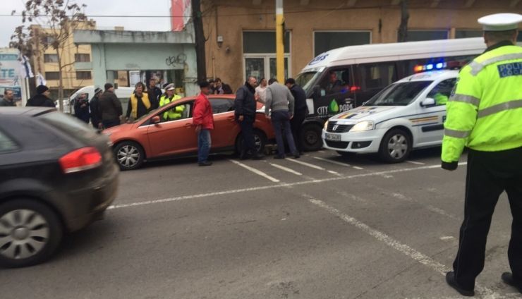 Carambol cu trei maşini şi un microbuz 1 microbuzaccident.jpg