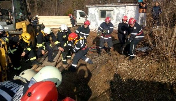 Doi muncitori, îngropaţi sub un mal de pământ 1 muncitoriingropati.jpg