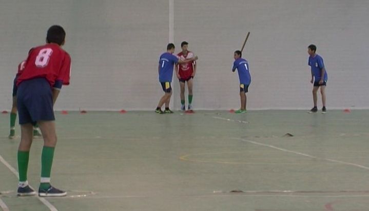 BRAȘOV. Cine sunt câștigătorii Campionatului Național de Oină de la Recea 1 oina-sala.jpg