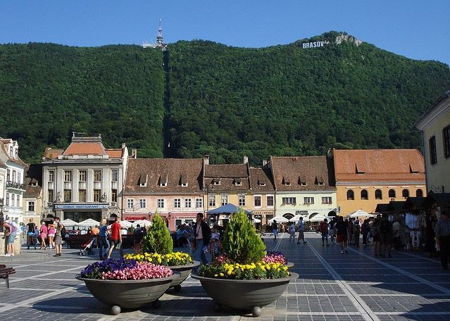 Braşov. Două restaurante emblematice, scoase la vânzare 1 piata-sfatului-brasov-1061.jpg