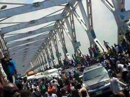 Manifestanți uciși de armată 1 pro-biafra-protests-niger-bridge.jpg