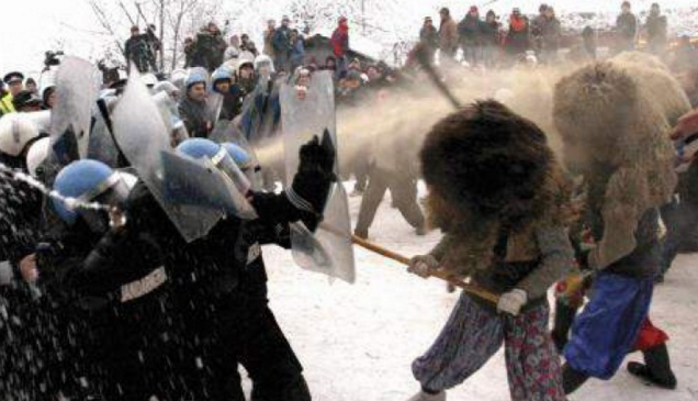 Bătaia cu ciomege de la Ruginoasa, împiedicată de jandarmi. În lipsa rivalilor, câțiva săteni s-au bătut între ei 1 ruginoasabtaie.png