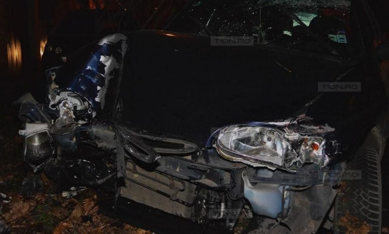 PRĂPĂD. Un şofer băut a lovit două maşini, apoi s-a oprit într-un pom 1 soferbaut.jpg