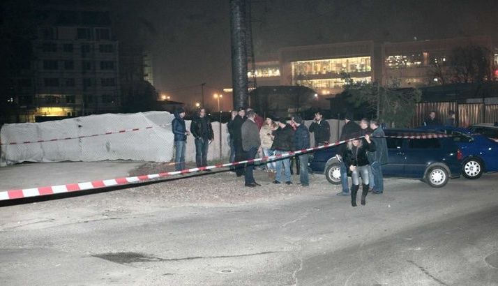 ATAC ARMAT în faţa unui mall 1 sofiaatacarmat.jpg