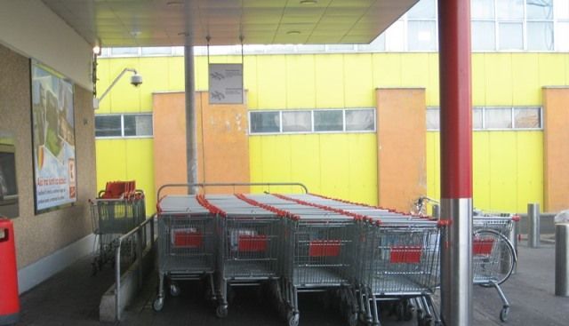 BRAȘOV. Magazinele au azi program prelungit 1 supermarketcarucioarekaufland.jpg