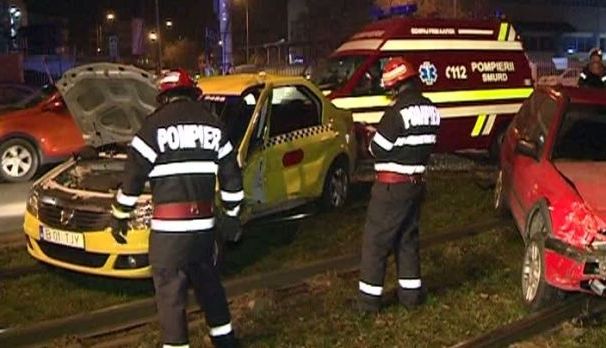Coliziune între un taxi şi o maşină 1 taxiaccident_2.jpg