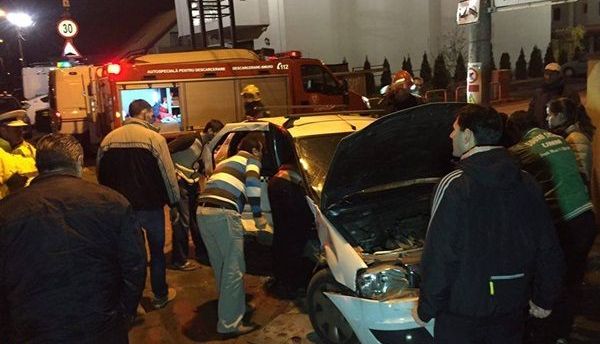 Taxi implicat într-un accident. Clienta a ajuns la spital 1 taxiaccident_3.jpg