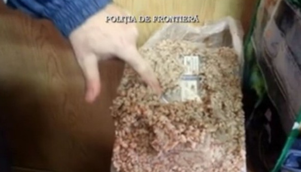 Ţigări ascunse în... colivă (FOTO) 1 tigaricoliva_2.png