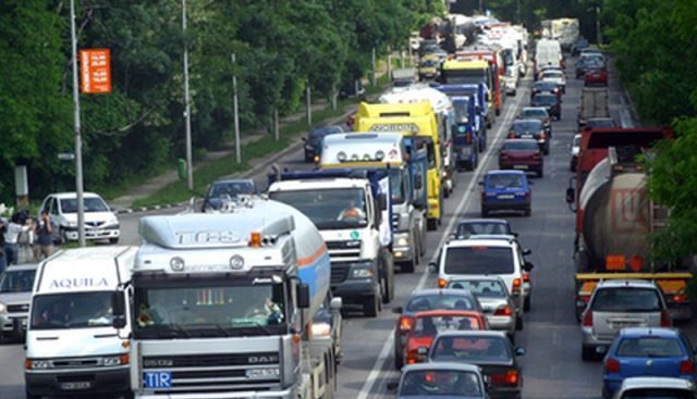 Transportatorii protestează în fața Guvernului 1 transportatori-protest.jpg