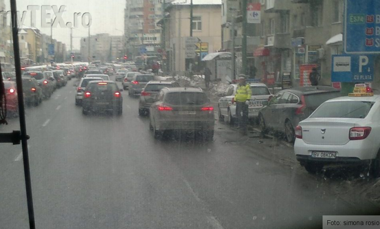 BRAŞOV. Zilnic. Ambuteiaj în zona giratoriului Calea Bucureşti cu Toamnei 1 012520162029_2.jpg