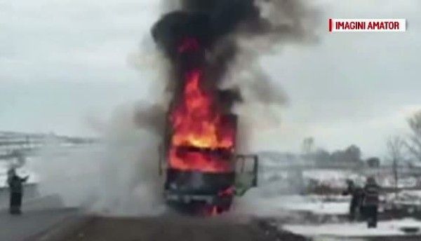Camion distrus de flăcări! Şoferul mergea să-i facă revizia, pentru ITP 1 617616121.jpg