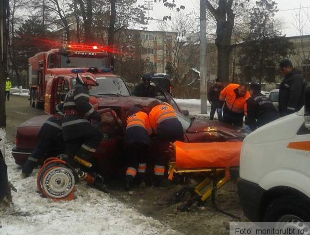 Soţ şi soţie, răniţi într-un accident! S-au izbit cu maşina de un copac din oraş 1 accidentbotosani_4.jpg