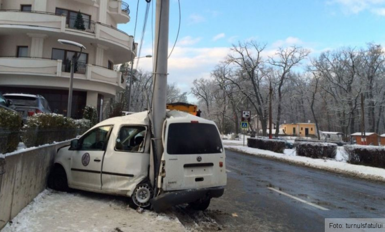 Un tânăr de 19 ani a intrat cu maşina într-un stâlp! Patru persoane au fost rănite (FOTO) 1 accidentsibiu1_3.jpg