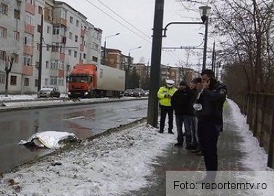 Bătrân ucis pe trecerea de pietoni! Şoferul, un puşti de 19 ani, a fugit de la faţa locului 1 accidentvaslui_4.jpg