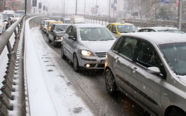 Trafic îngreunat pe Centura Capitalei, după ce un şofer s-a izbit cu maşina de un stâlp 1 aglomeratieiarna.jpg
