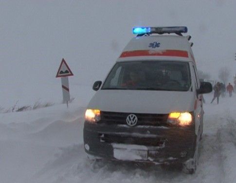 Ambulanţă blocată în zăpadă. O gravidă este asistată medical să nască în autosanitară 1 ambulanta-zapada.jpg