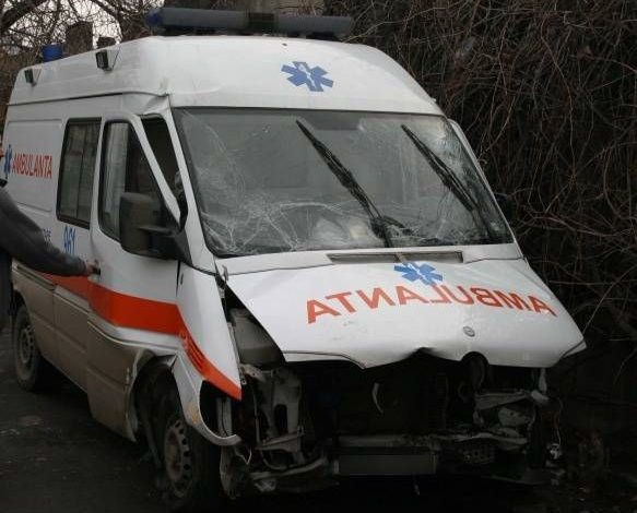 Din seria „mulți nebuni pe lume”: Avort cu levierul în uter 1 ambulantaaccident.jpg