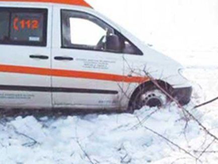 Bebeluş născut mort! Ambulanţa solicitată pentru gravidă rămăsese înzăpezită 1 ambulantainzapezita.jpg