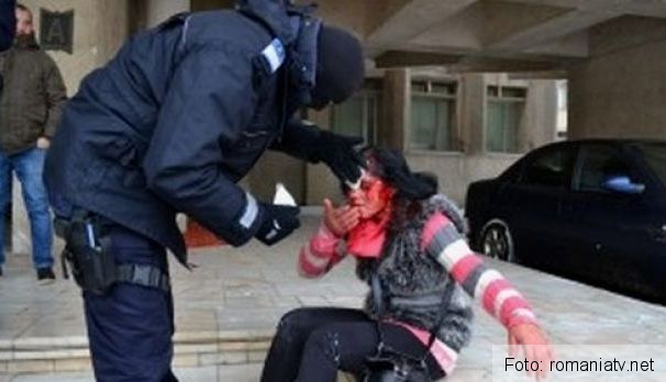 O femeie a fost desfigurată, cu şurubelniţa, de iubitul ei! S-a întâmplat în faţa Primăriei 1 atacataprimarie.jpg