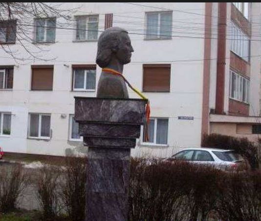 BRAŞOV. Singurul bust din judeţ al lui Eminescu e la Săcele 1 busteminescusacele.jpg