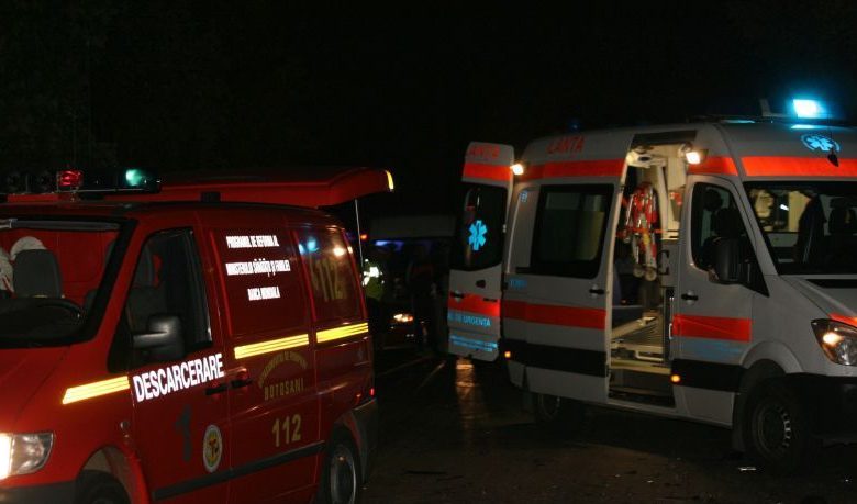Accident cu doi morţi şi patru răniţi, din cauza vitezei 1 descarcerarenoaptea.jpg