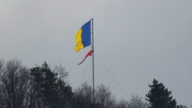 BRAŞOV. Mândru steag „bicolor” flutură pe Tâmpa! 6 drapelrupttampaian3m.jpg