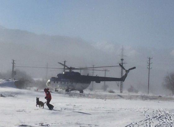Un BRAŞOVEAN a transportat cu elicopterul său mai mulţi dintre turiştii blocaţi la Bâlea Lac 1 elicoptersalvare.jpg