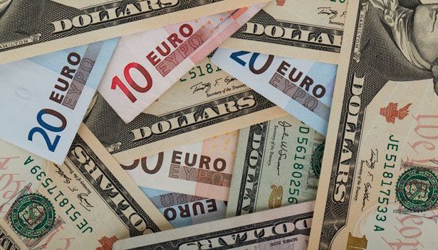 Curs valutar. Moneda europeană și dolarul american, în declin 1 eurosidolar1.jpg