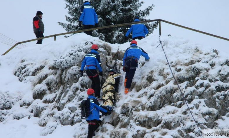 BRAȘOV. Turist rus, salvat la miezul nopții din Masivul Postăvaru` 1 exercitiudecautaresalvaredinavalansapostavaru6.jpg