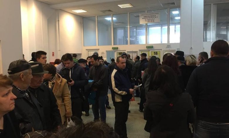 Brașov. Înghesuială și coadă la plata taxelor 1 finanteturnului.jpg