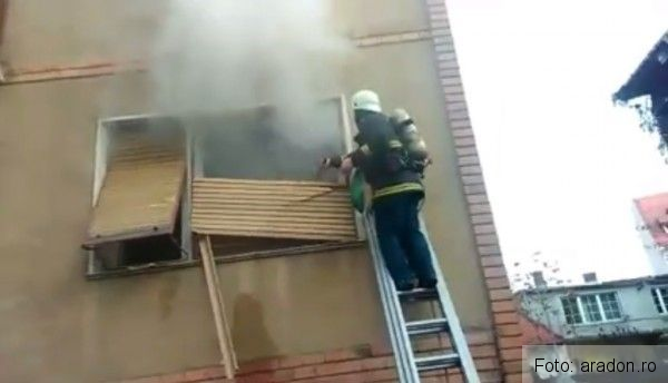 Bătrână găsită inconştientă în apartament, în urma unui incendiu! 1 incendiuarad.jpg
