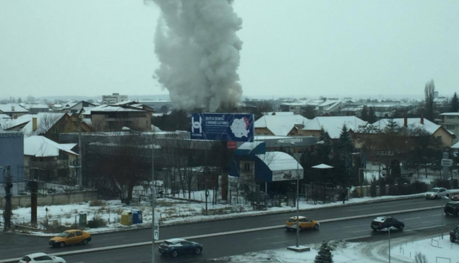 ULTIMA ORĂ. Incendiu violent în nordul Capitalei. Focul s-ar putea extinde la o benzinărie! 1 incendiucapital.png