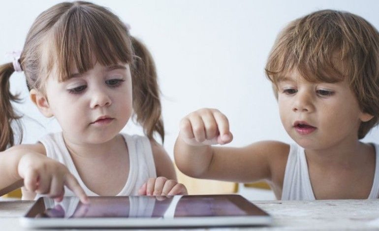Copiii şi dispozitivele mobile: 5.900 dolari cheltuiţi într-un joc 1 kids-ipad-770x472.jpg