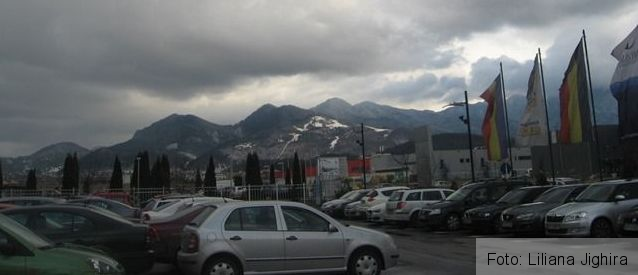 BRAȘOV. Peste 15.000 de noi șoferi, în 2015 1 masiniparcate.jpg