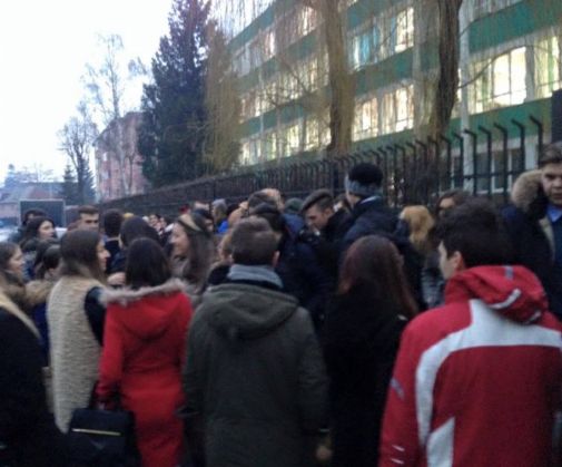 BRAȘOV. Solidarizare cu profesorul de chimie acuzat 1 miting Souca_203793.jpg