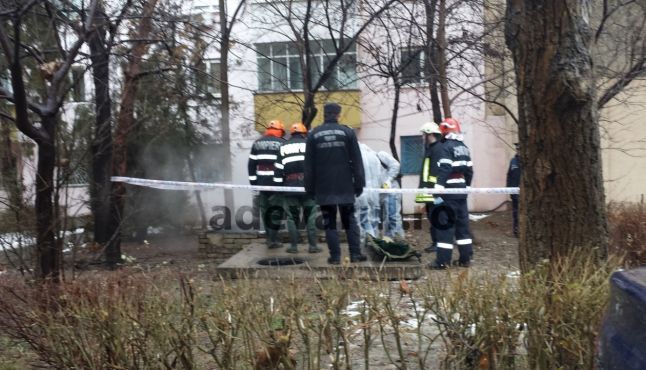 Un om al străzii a fost găsit mort în canalul în care se adăpostea de frig 1 mortcanal2.jpg