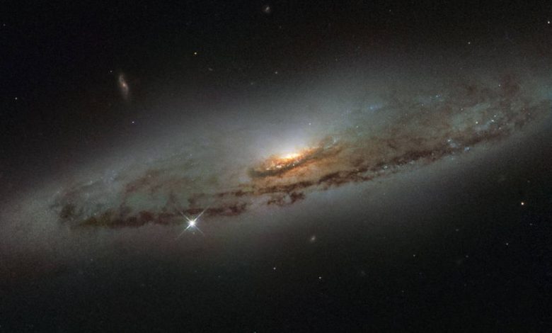 NASA. Galaxie supermasivă observată prin telescopul Hubble 1 nasa_2.jpg