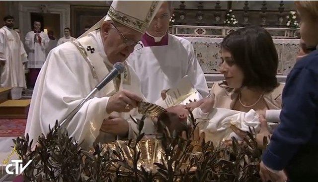 Papa Francisc a botezat 26 de copii în Capela Sixtină 1 papafrancisc7.jpg