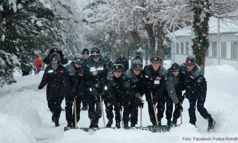 Poliţia „topeşte” zăpada (FOTO)! Câţiva agenţi au adunat peste 2.000 de like-uri într-o oră 1 politistezapada.jpg