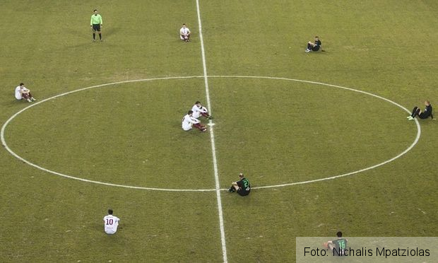 Protest pe un teren de fotbal! Jucătorii s-au solidarizat cu refugiaţii! 1 protestfotbal.jpg
