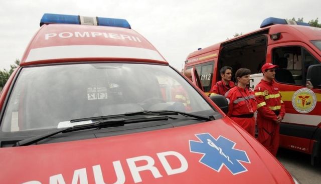 BRAȘOV. Tânără de 18 ani, în comă, după ce a fost prinsă sub mașină 1 smurd_4.jpg